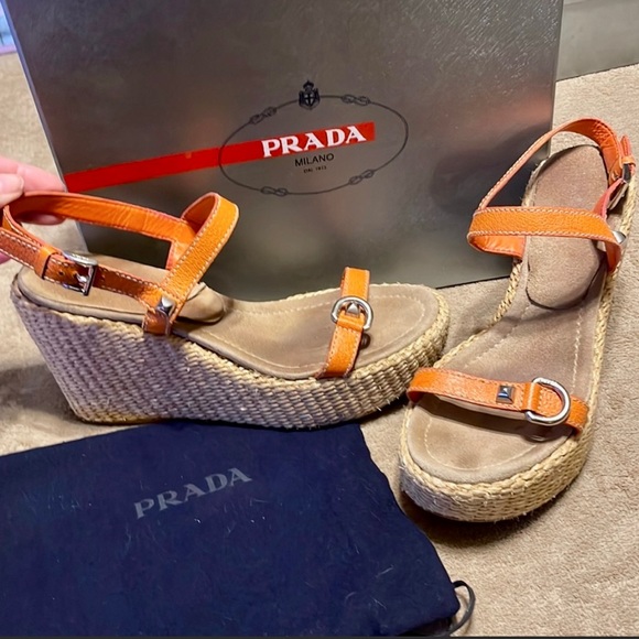 Authentic Prada leather sandals perfect for the spring and summer. - Picture 2 of 11